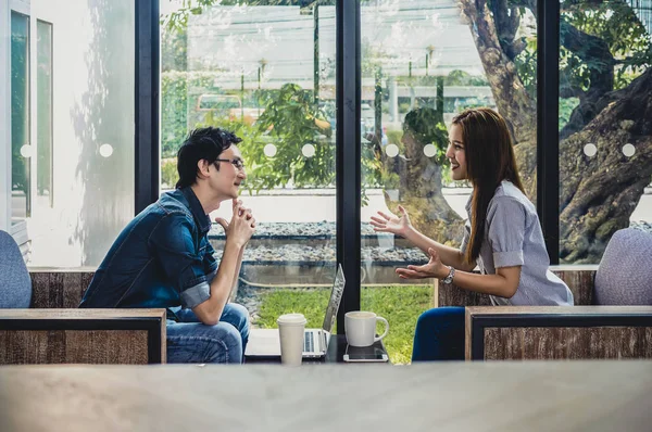 Asiático casal sentado no café — Fotografia de Stock