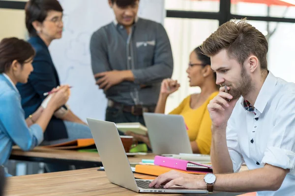 Gente de negocios que trabaja en la oficina moderna — Foto de Stock