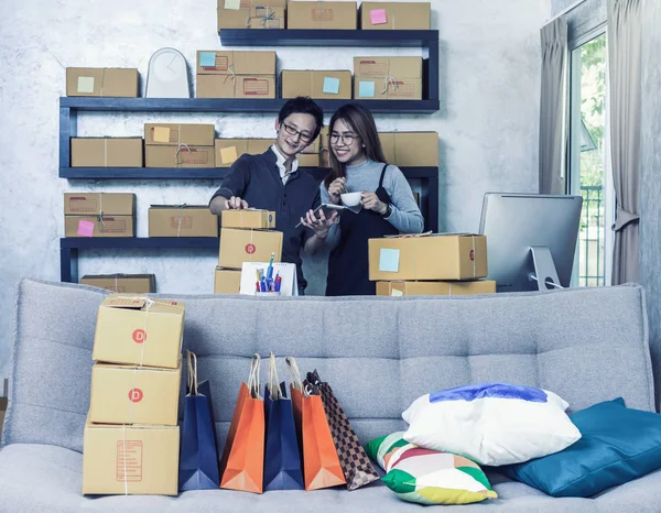 Ázsiai üzletemberek otthoni munkavégzés — Stock Fotó