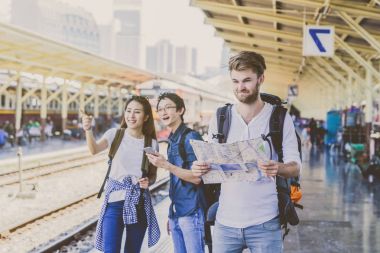 Tren istasyonunda çok ırklı gezginler 