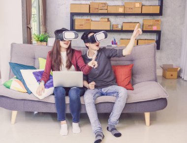 Asya çift sanal gerçeklik giymek