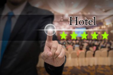 Beş yıldız düğmesini işaret eden işadamı