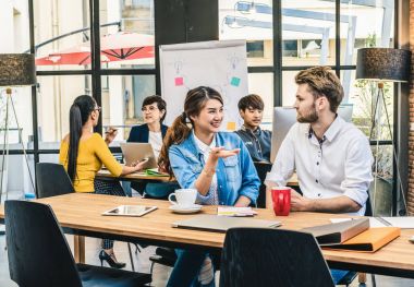 Modern ofiste çalışan iş adamları