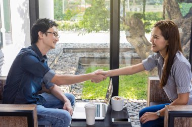 Kafede oturan Asya çift 