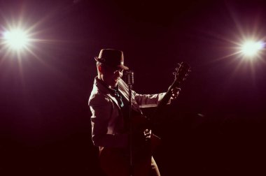 Oynarken müzisyen ve şarkı