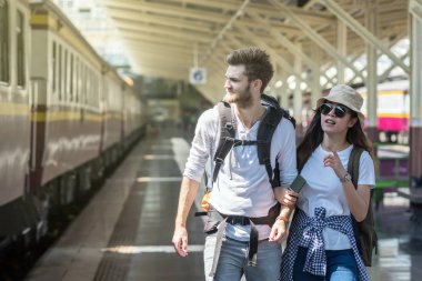 Tren istasyonunda çok ırklı gezginler 