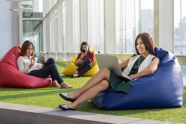 Femmes utilisant les réseaux sociaux — Photo