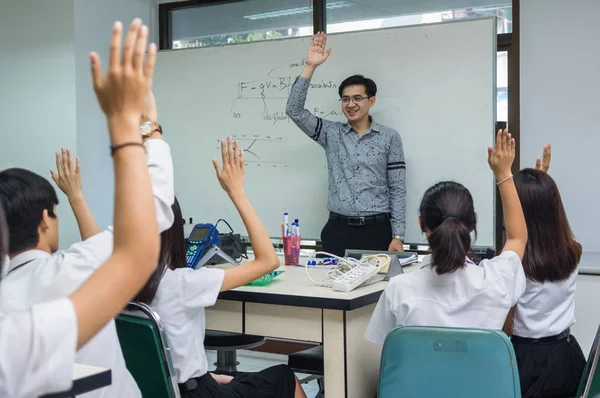 Asiatico insegnante giving lezione — Foto Stock