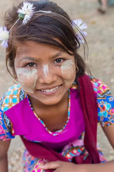 Menina birmanesa com thanaka tradicional — Fotografia de Stock