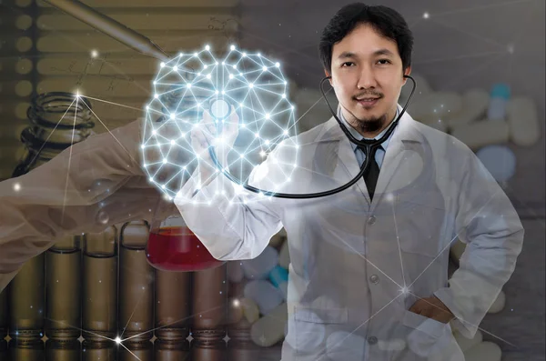 Asyalı doktor holding stetoskop — Stok fotoğraf