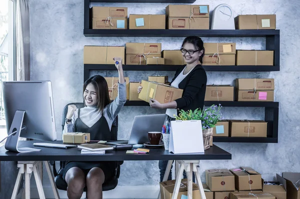 Asiatische Geschäftsleute arbeiten zu Hause — Stockfoto