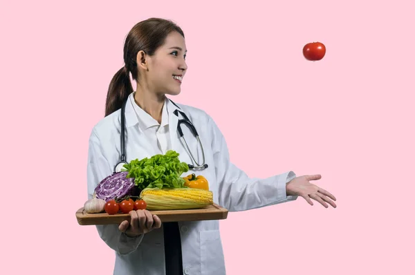Médico asiático sosteniendo verduras frescas — Foto de Stock