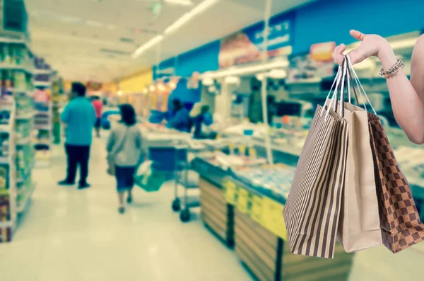 Sosteniendo bolsas de compras a mano —  Fotos de Stock