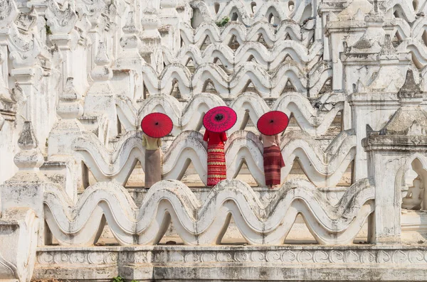 Zadní strana tři buddhistické barmština — Stock fotografie