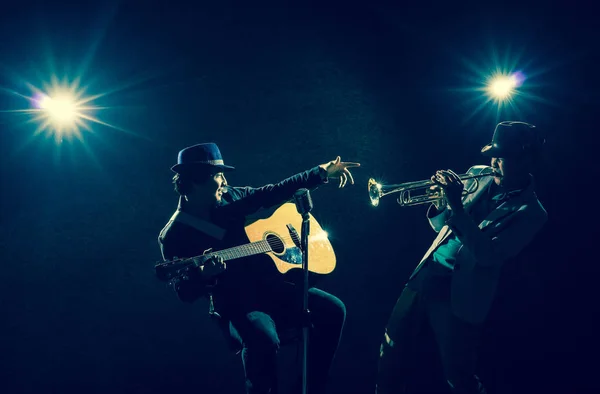 Banda de músicos cantando —  Fotos de Stock