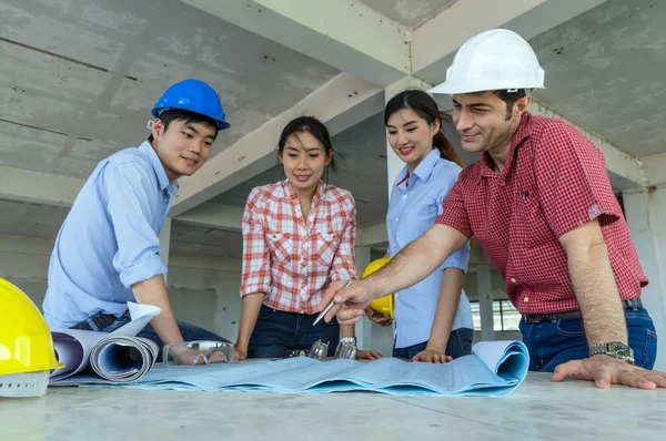 Multiethnic construction engineers — Stock Photo, Image