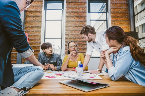 Gente de negocios que trabaja en la oficina moderna — Foto de Stock