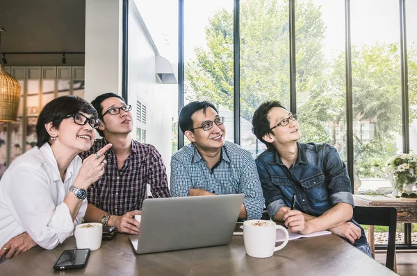 Zakenmensen ontmoeten elkaar in functie — Stockfoto