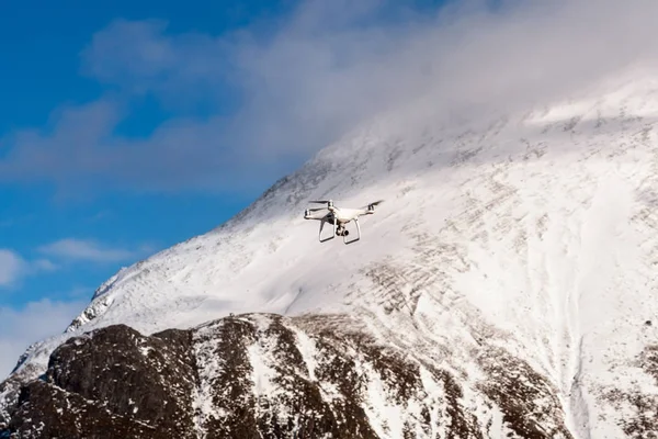 Drone stanno volando sopra la montagna di neve — Foto Stock