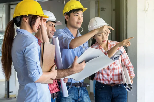 Multiethnic construction engineers — Stock Photo, Image