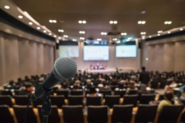 Микрофон в конференц-зале — стоковое фото