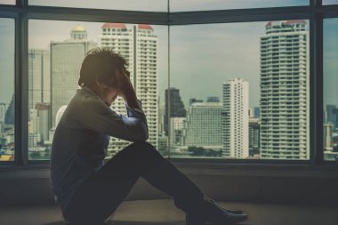 Ellerini yüzüne adamla