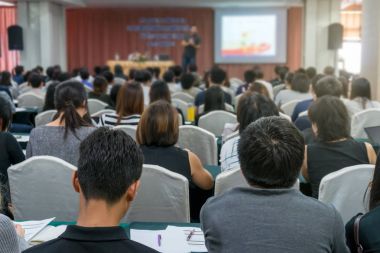 Seyirciler arasında konferans salonu 