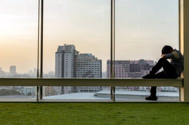 Elinde kafa ile oturan işadamı 