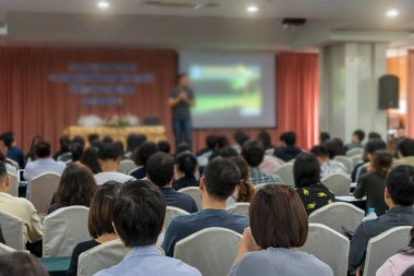 Seyirciler arasında konferans salonu 