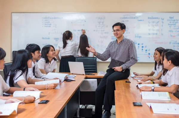 Asiático professor dando aula — Fotografia de Stock