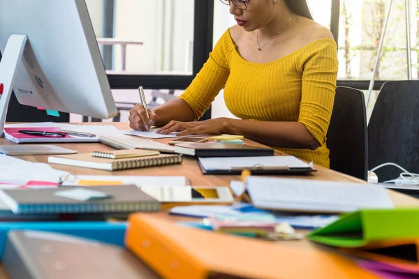 Empresária que trabalha no escritório — Fotografia de Stock