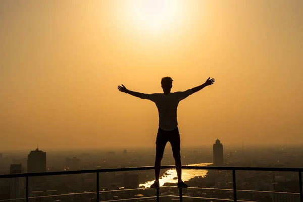 Man die met uitbreiden armen — Stockfoto