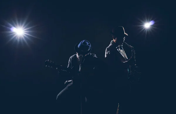 Muzikant band spelen en zingen — Stockfoto