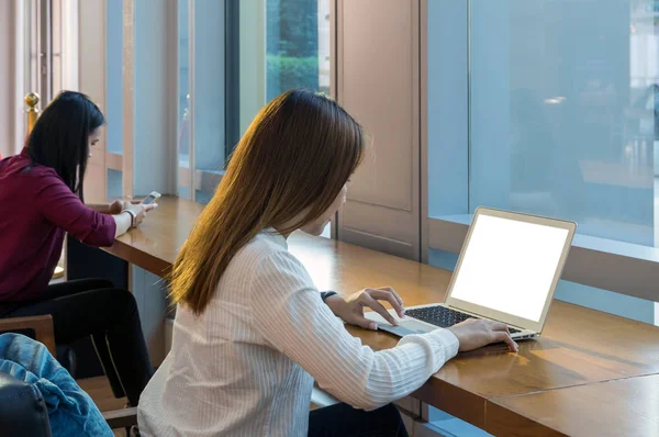 Businesswomen using laptop — Stock Photo, Image