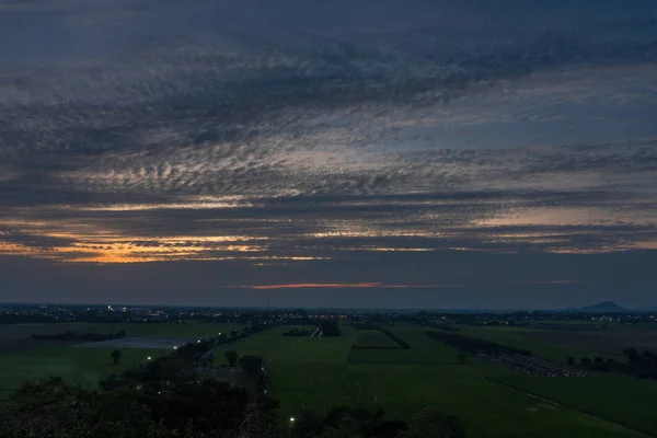Cielo con campo Paddy al tramonto — Foto Stock