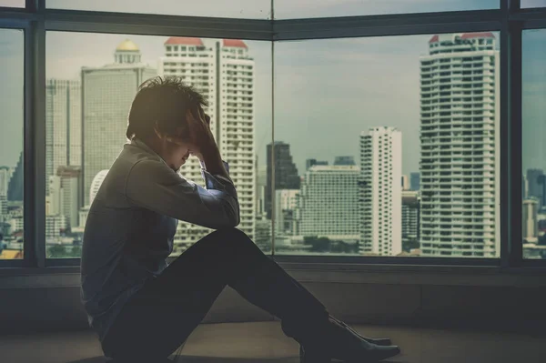 Hombre con la cara en las manos —  Fotos de Stock