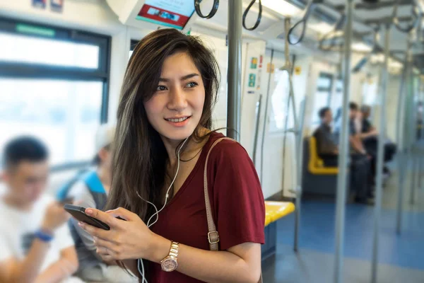 Wanita asia menggunakan telepon genggam — Stok Foto