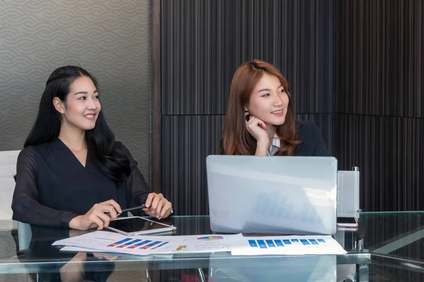 Kvinnliga företagare använder laptop — Stockfoto