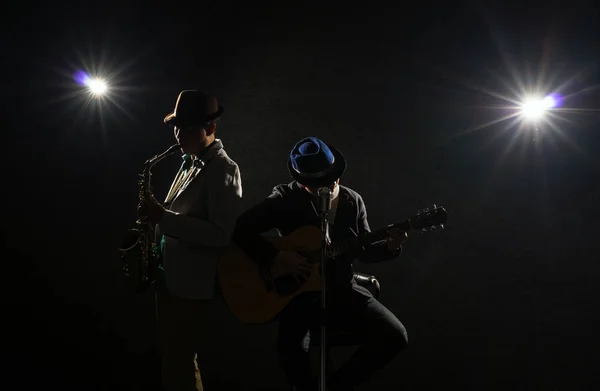 Banda de músicos tocando y cantando — Foto de Stock