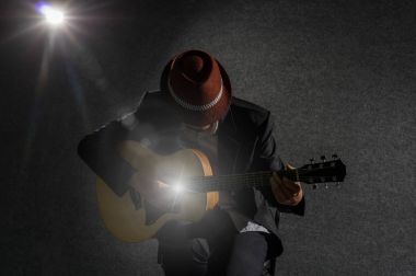 Gitar çalan müzisyen 
