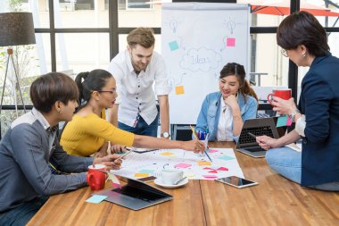 Modern ofiste çalışan iş adamları