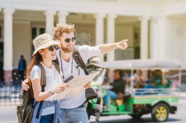 Çok ırklı gezginler harita tutarak