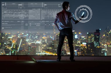 Akıllı telefon kullanan iş adamı