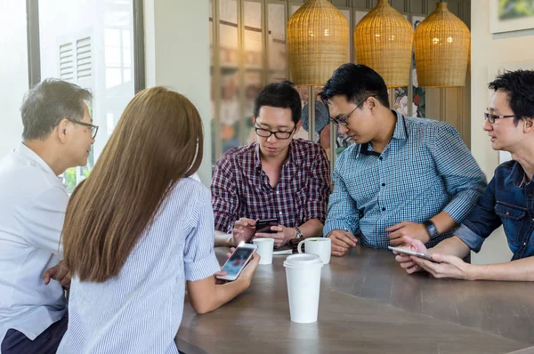 Mensen die in een modern kantoor werken — Stockfoto