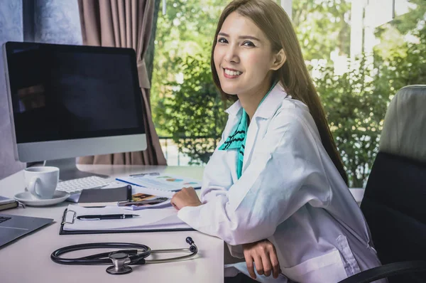 Médico femenino usando computadora — Foto de Stock