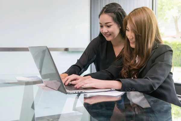 Zakenvrouwen met laptop in moderne kantoren — Stockfoto