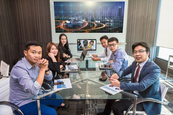 Equipe de negócios tendo videoconferência — Fotografia de Stock