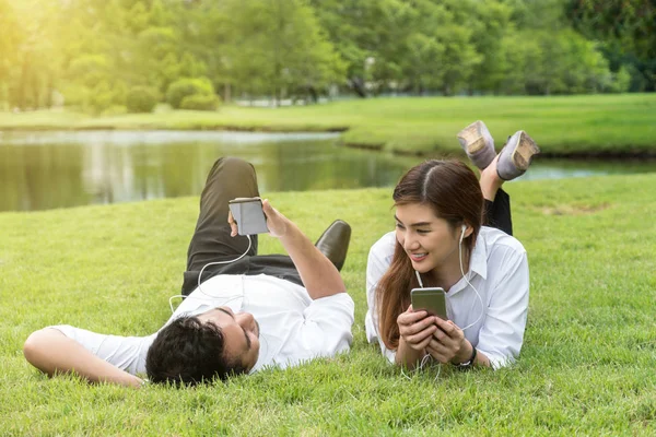 Щаслива азіатська пара використовує смартфони — стокове фото