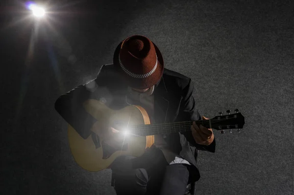 Músico tocando guitarra — Fotografia de Stock