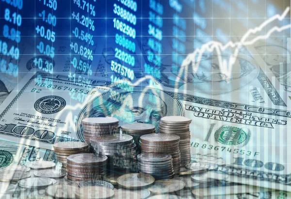 Stapel von Münzen und amerikanischen Dollars — Stockfoto